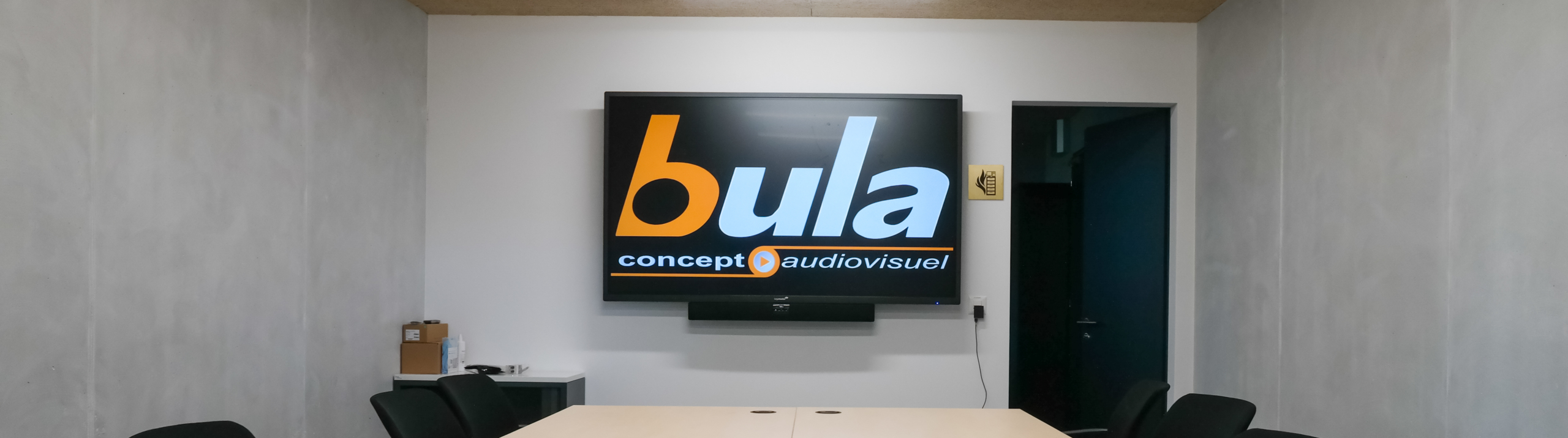 Salle de conférence en longueur équipée par Bula