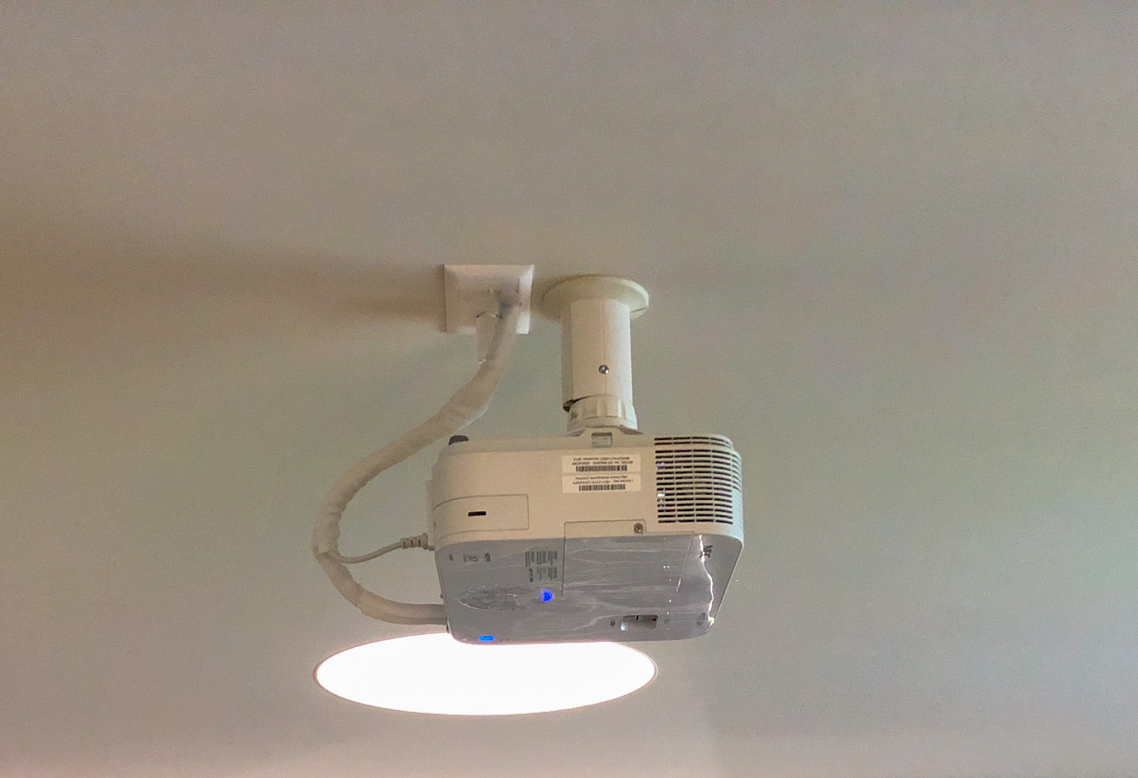 Salle de conférence avec projecteur laser