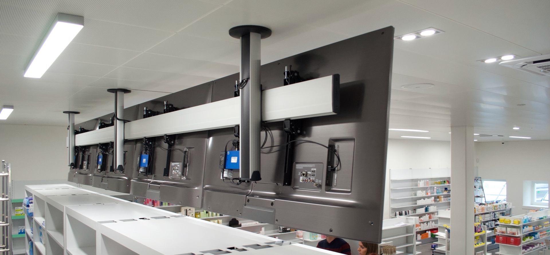 Pharmacie équipée de quatre écrans SpinetiX