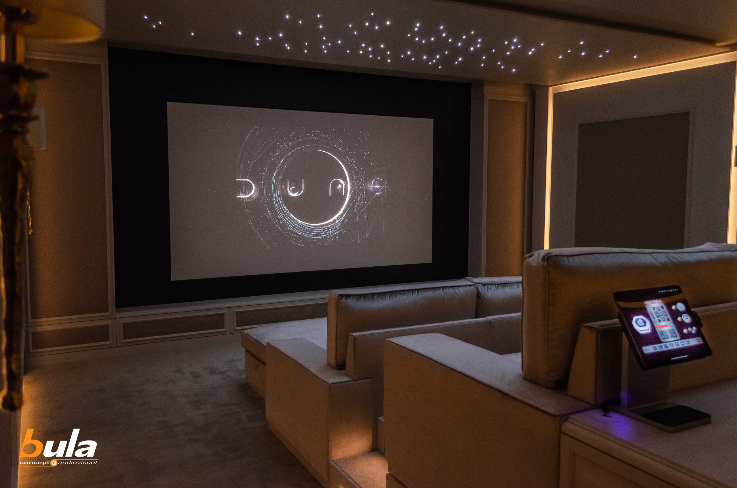 Fauteuils et écran de la salle de cinéma